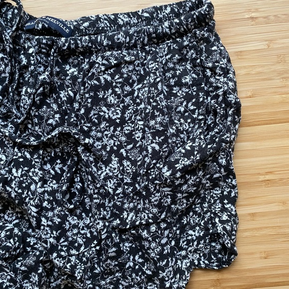 Brandy floral shorts ✨ - Picture 2 of 2